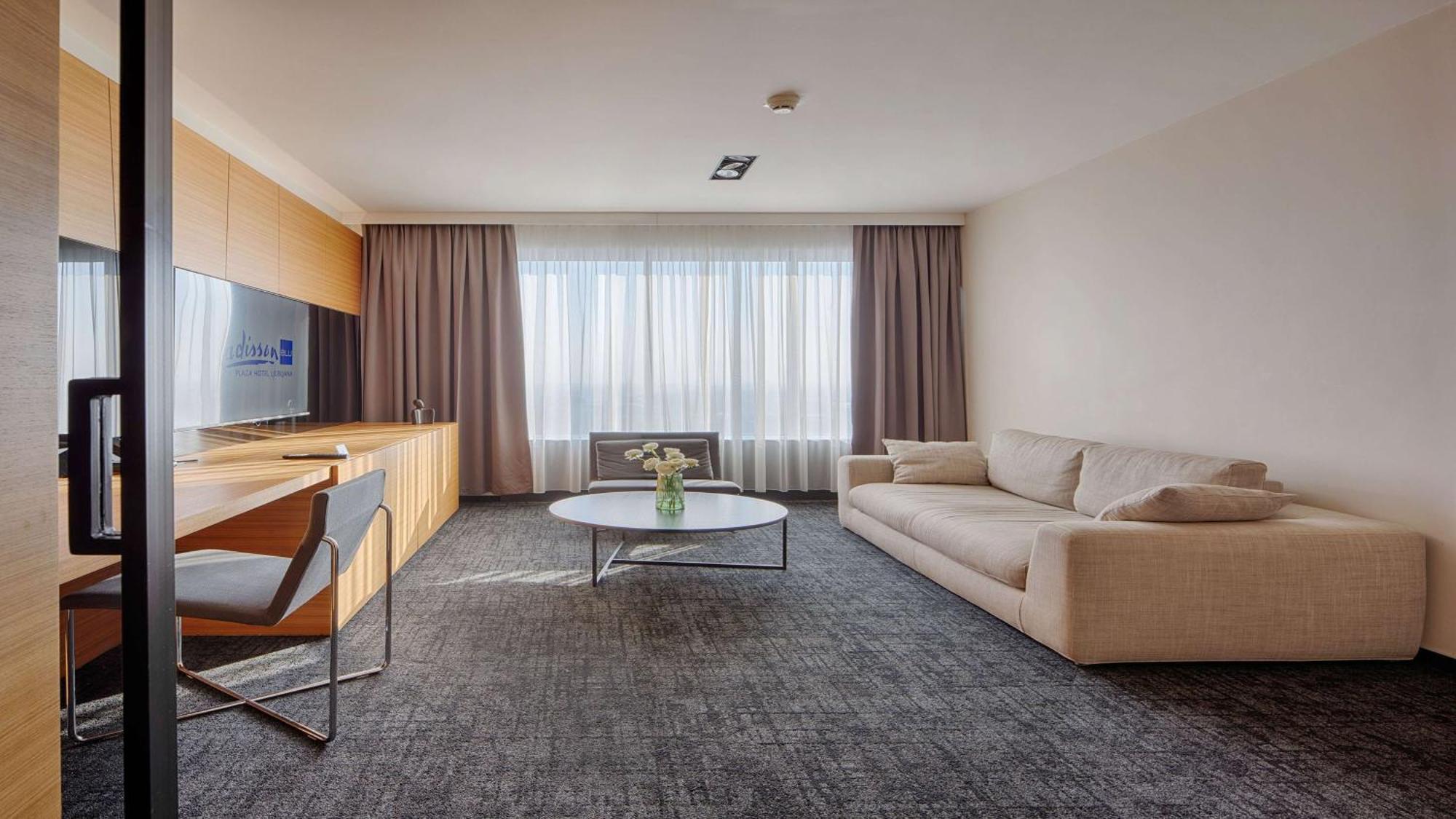 Hotel Radisson Blu Plaza 4*
