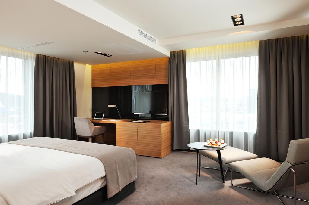 Radisson Blu Plaza Hotel 4*