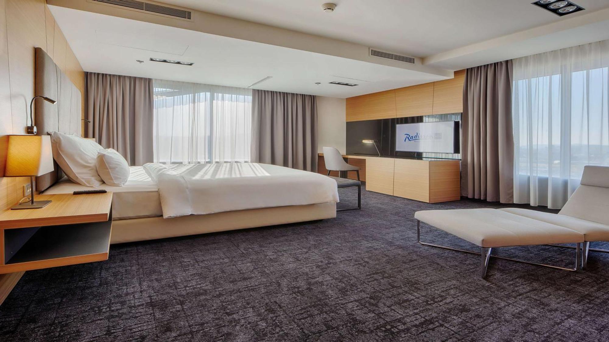 Radisson Blu Plaza 4*